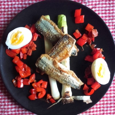 Makrel m. grillede porrer, æg, chorizo og peberfrugt