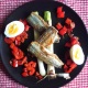Makrel med grillede porrer, æg, chorizo og peberfrugt