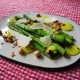 Grillede grønne asparges m. parmesan, hasselnødder og purløgsmayonnaise