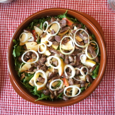 Salat med confiterede kråser, valnødder og blåskimmelost